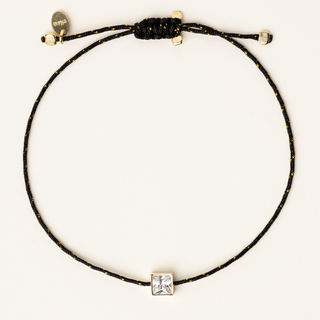 Bracciale a filo regolabile con charm cubico in argento dorato e zircone.