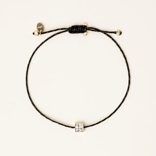 Bracciale a filo regolabile con charm cubico in argento dorato e zircone.