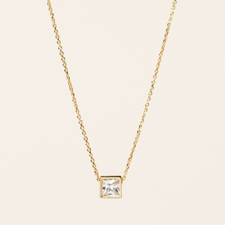 Collana catenina sottile in argento dorato con ciondolo pendente a cubo.