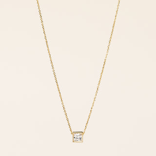 Collana catenina sottile in argento dorato con ciondolo pendente a cubo.