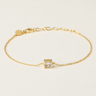 Bracciale a catena in argento dorato con elemento cubico e zircone.