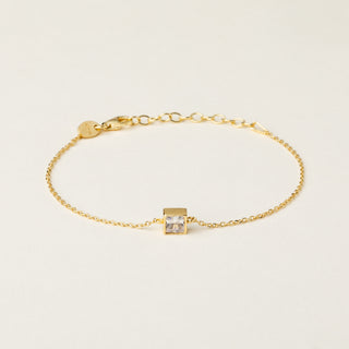Bracciale a catena in argento dorato con elemento cubico e zircone.