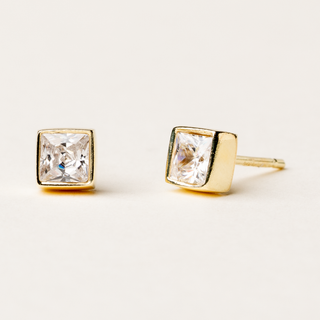 Orecchini a lobo cubici in argento dorato con zircone incastonato.