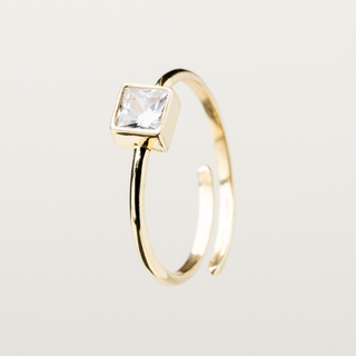 Anello regolabile in argento dorato con castone cubico e zircone.