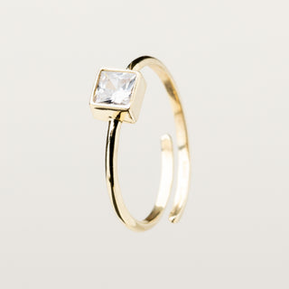 Anello regolabile in argento dorato con castone cubico e zircone.