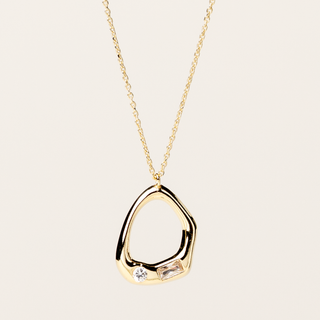 Collana catena in argento dorato con ciondolo organico e zirconi luminosi.