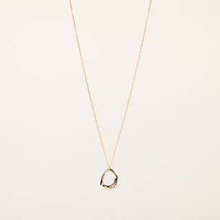 Collana catena in argento dorato con ciondolo organico e zirconi luminosi.
