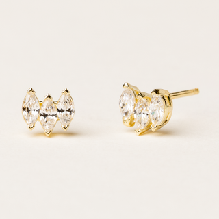 Orecchini a lobo in argento dorato con zircone taglio marquise incastonato.
