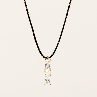 Collana regolabile a filo con pendente perla d'acqua dolce e zirconi dorati.