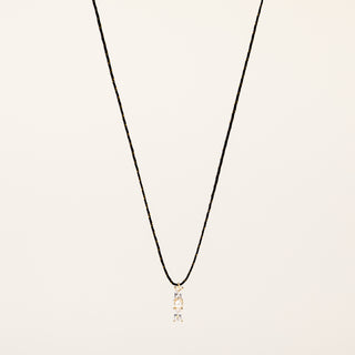 Collana regolabile a filo con pendente perla d'acqua dolce e zirconi dorati.