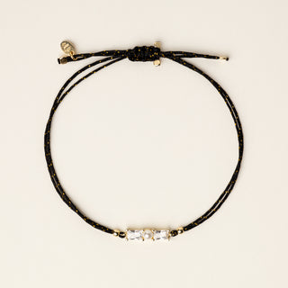 Bracciale a filo regolabile con perla naturale d'acqua dolce e zirconi dorati.