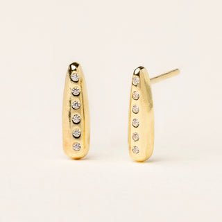 Orecchini in argento 925 dorato con zirconia dal design geometrico essenziale.