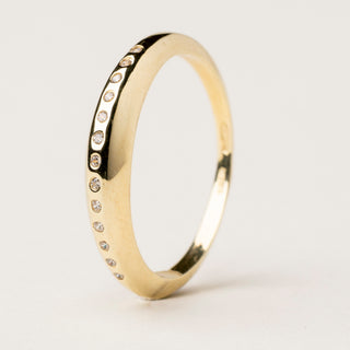 Anello in argento 925 dorato con zirconia dal design geometrico essenziale.