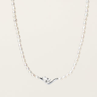 Collana in argento 925 Rodiato con perle e zirconia dal design geometrico essenziale.