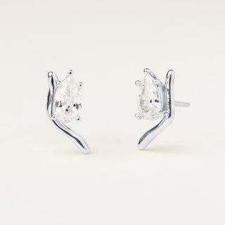 Orecchini in argento 925 Rodiato con perle e zirconia dal design geometrico essenziale.