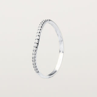 Anello in argento 925 Rodiato con zirconia dal design geometrico essenziale.