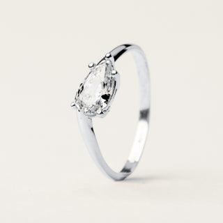 Anello in argento 925 Rodiato con zirconia dal design geometrico essenziale.
