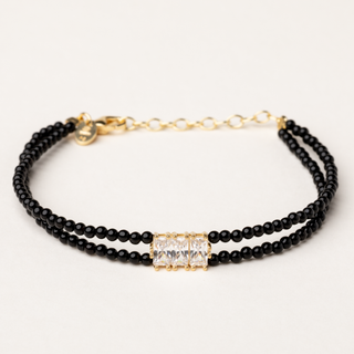 Bracciale a doppia catena in argento dorato con agata nera naturale e zirconi.