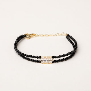 Bracciale a doppia catena in argento dorato con agata nera naturale e zirconi.