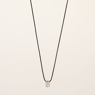 Collana a filo regolabile con pendente dorato e zirconi luminosi incastonati.
