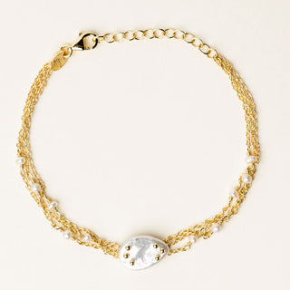 Bracciale in argento 925 dorato con perle d'acqua dolce dal design geometrico essenziale.