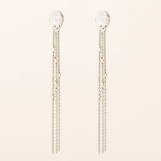 Orecchini in argento 925 Rodiato con perle d'acqua dolce dal design geometrico essenziale.