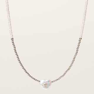 Collana in argento 925 Rodiato con perle d'acqua dolce dal design geometrico essenziale.