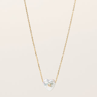 Collana in argento 925 dorato con perle d'acqua dolce dal design geometrico essenziale.