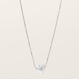 Collana in argento 925 Rodiato con perle d'acqua dolce dal design geometrico essenziale.