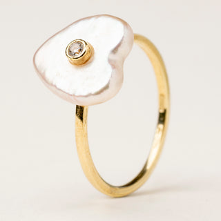 Anello in argento 925 dorato con perle d'acqua dolce dal design geometrico essenziale.