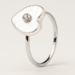 Anello in argento 925 Rodiato con perle d'acqua dolce dal design geometrico essenziale.