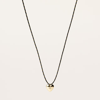 Collana a filo regolabile con pendente sagomato a cuore e zircone centrale.