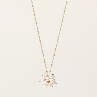 Collana in argento 925 dorato con perle d'acqua dolce dal design geometrico essenziale.