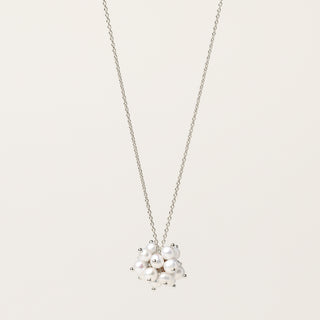 Collana in argento 925 Rodiato con perle d'acqua dolce dal design geometrico essenziale.