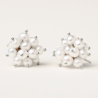 Orecchini in argento 925 Rodiato con perle d'acqua dolce dal design geometrico essenziale.