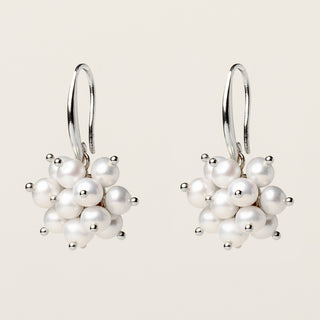 Orecchini in argento 925 Rodiato con perle d'acqua dolce dal design geometrico essenziale.