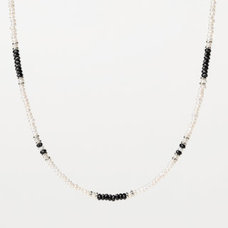 Collana in argento 925 Rodiato con perle d'acqua dolce dal design geometrico essenziale.
