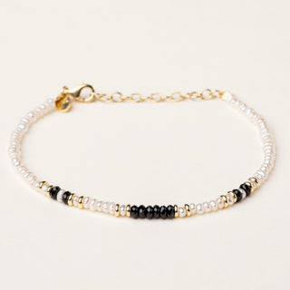 Bracciale in argento 925 dorato con perle d'acqua dolce dal design geometrico essenziale.