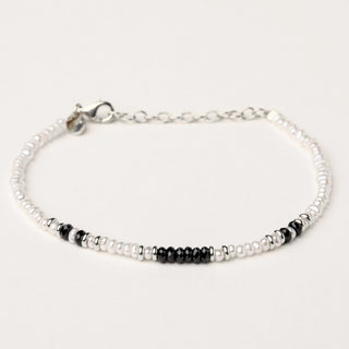 Bracciale in argento 925 Rodiato con perle d'acqua dolce dal design geometrico essenziale.