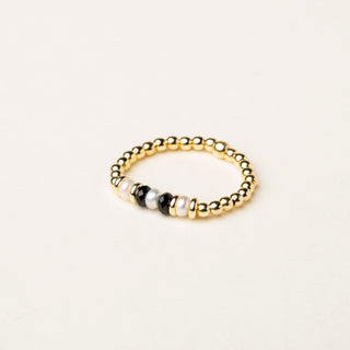 Anello in argento 925 dorato con perle d'acqua dolce dal design geometrico essenziale.
