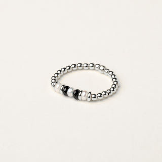 Anello in argento 925 Rodiato con perle d'acqua dolce dal design geometrico essenziale.