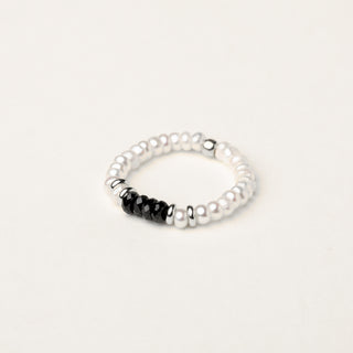 Anello in argento 925 Rodiato con perle d'acqua dolce dal design geometrico essenziale.